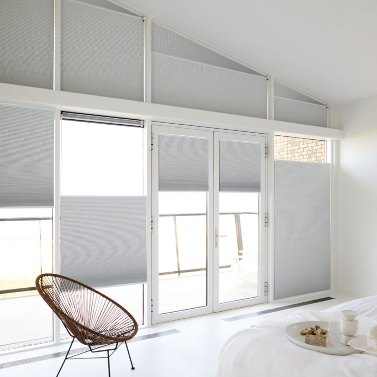 Witte dupligordijnen in de slaapkamer