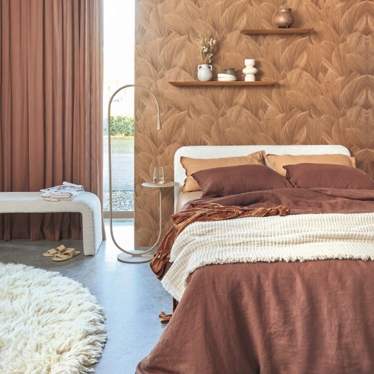 Bruin vliesbehang van Eijffinger Gilded in de slaapkamer