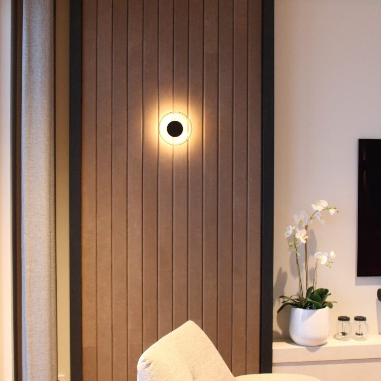 Luxe leren wandtegels van Belledo in de woonkamer