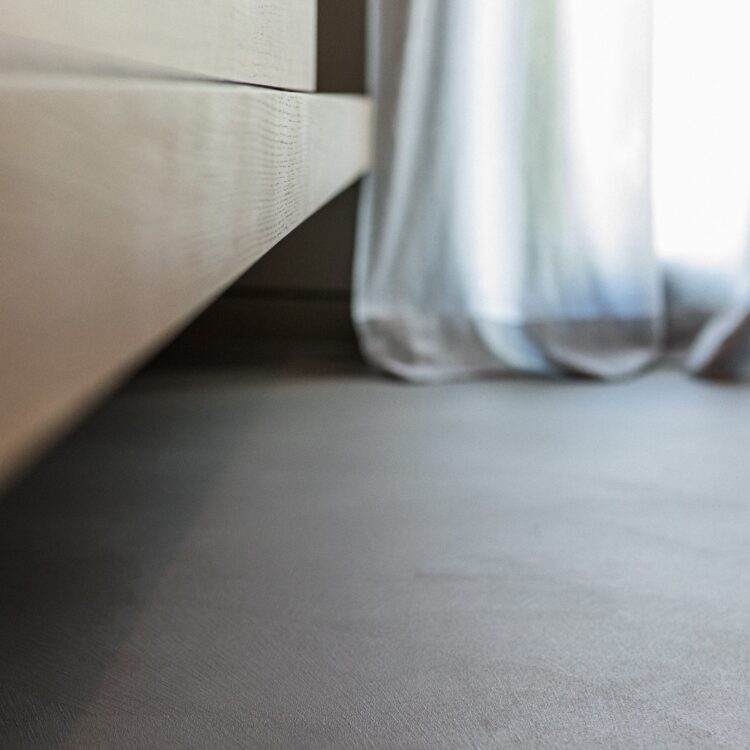 detail betoncomposiet EPI wandbekleding en vloer geschikt voor vloerverwarming.