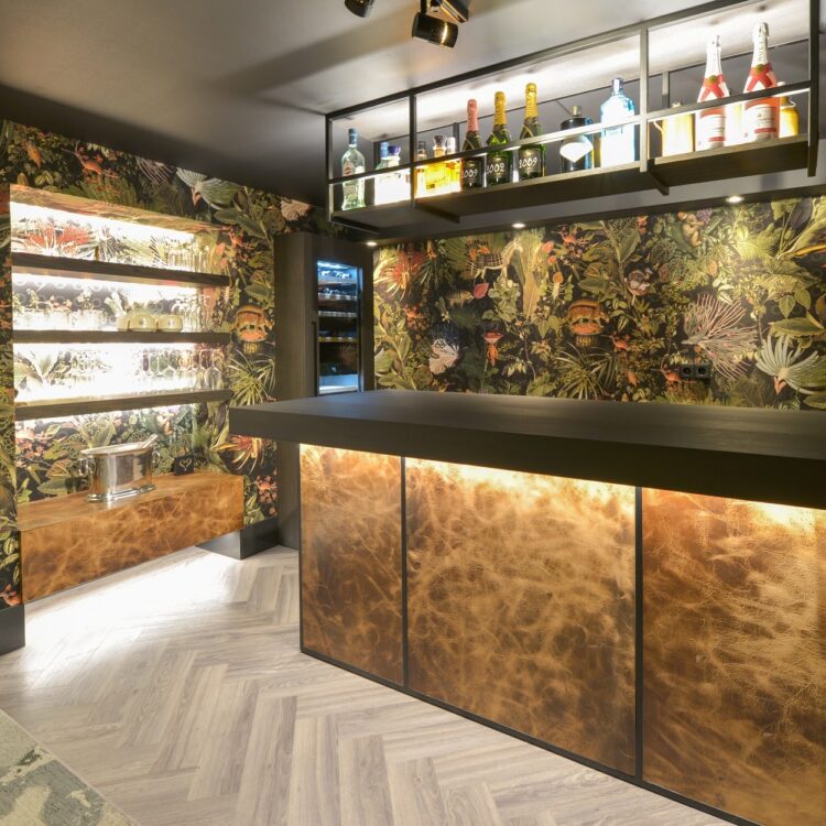 Bloemen en bladeren behang in een thuisbioscoop