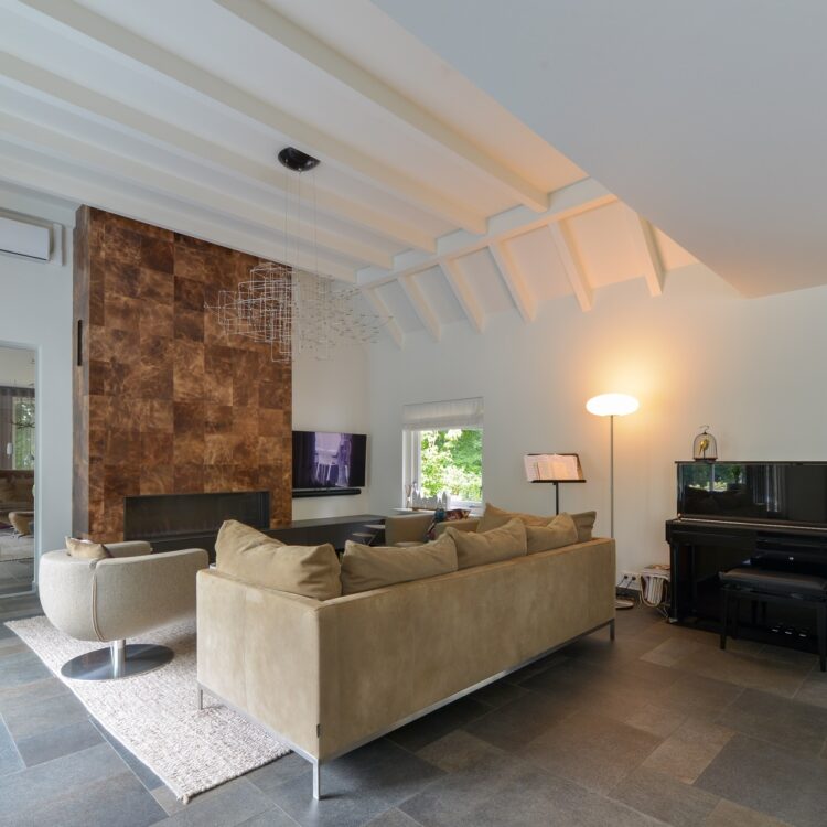 Bruine lerenwandbekleding om een kachel in de woonkamer