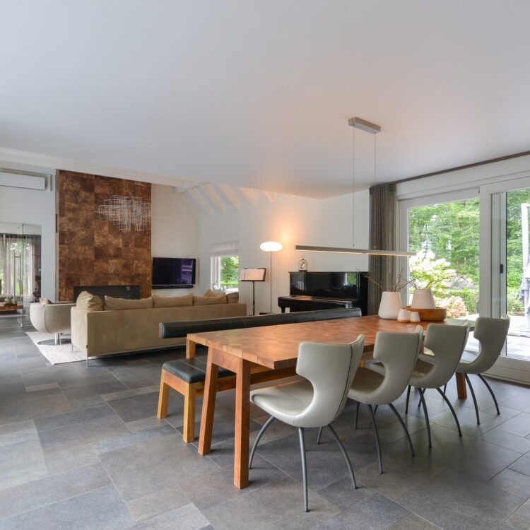 Bruine lerenwandbekleding om een kachel en grijze inbetweengordijnen