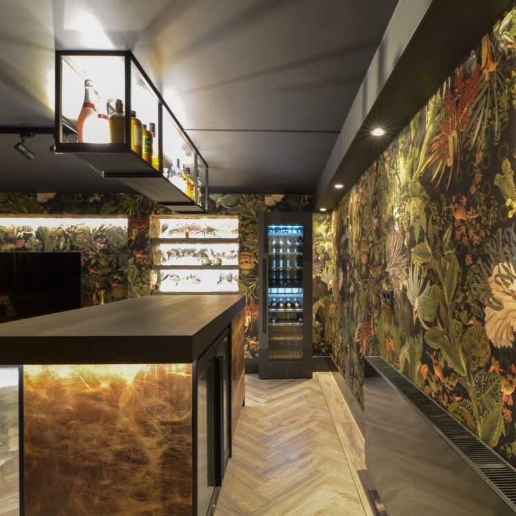 Bloemen en bladeren behang in een thuisbioscoop