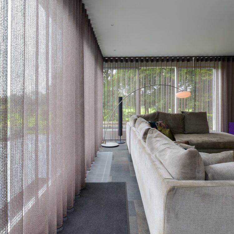 Grijze inbetween gordijnen in de woonkamer