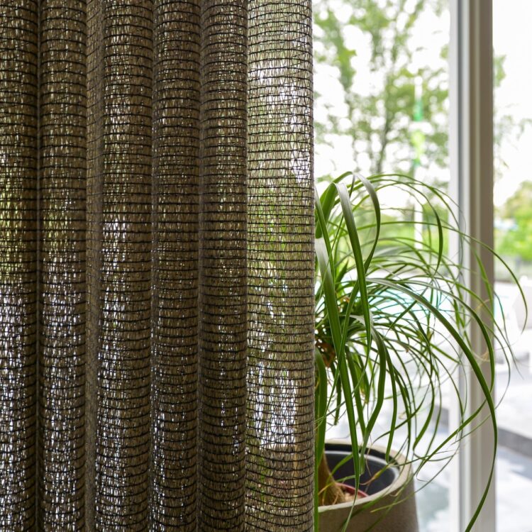 Close-up van grijze inbetweengordijnen