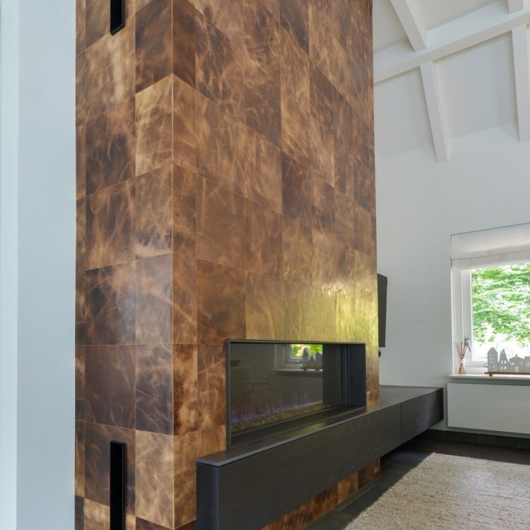 Lerenwandbekleding om een kachel