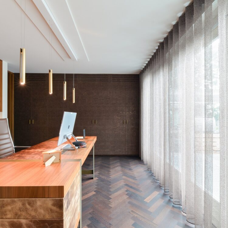 Grijze inbetween gordijnen in een werkkamer