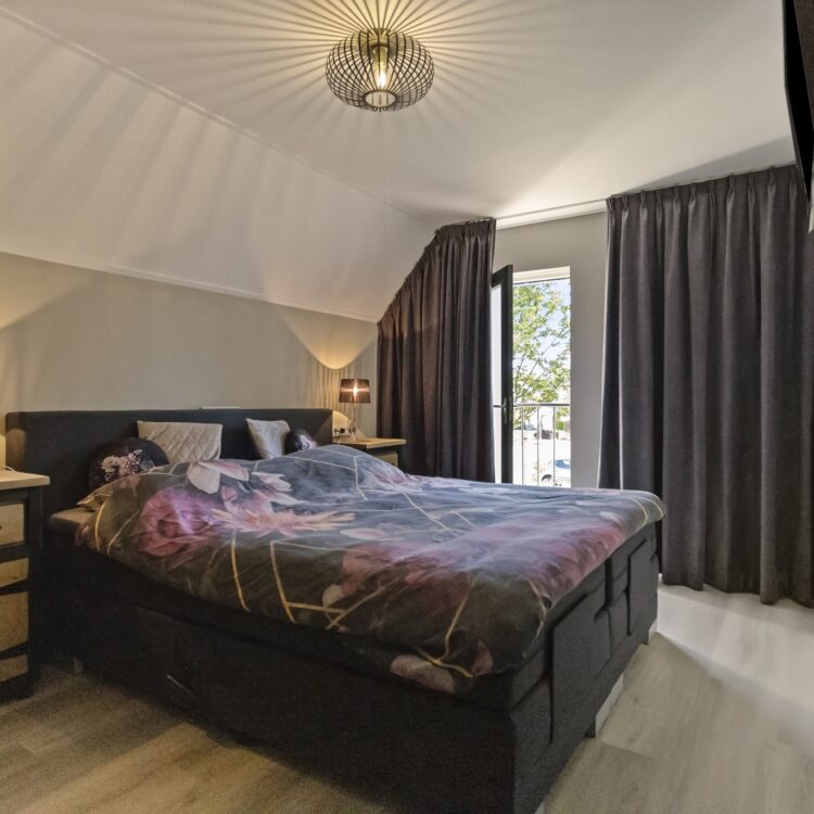 Donker grijze overgordijnen in de slaapkamer