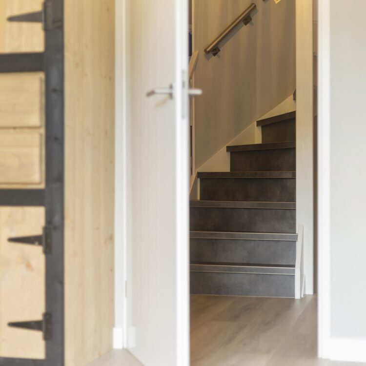 Traprenovatie met donker grijs pvc