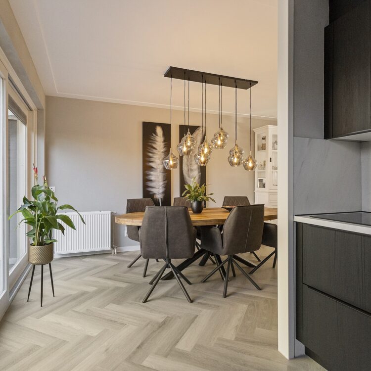 Visgraat pvc-vloer in de keuken en eetkamer in lichte houttint