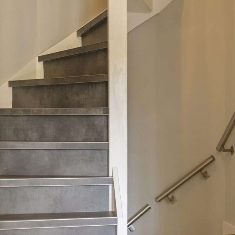 Traprenovatie in donker grijze pvc betonlook