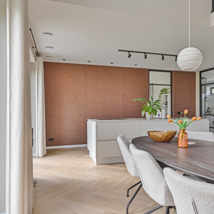 Brons krokodillenbehang van Arte in de keuken