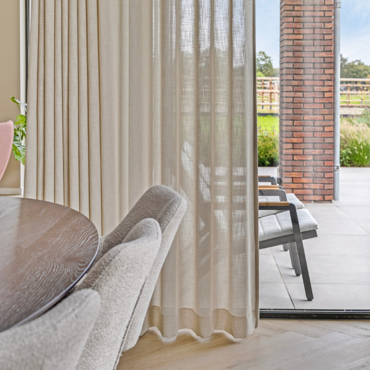 Lichte inbetween gordijnen van Holland Haag in de keuken