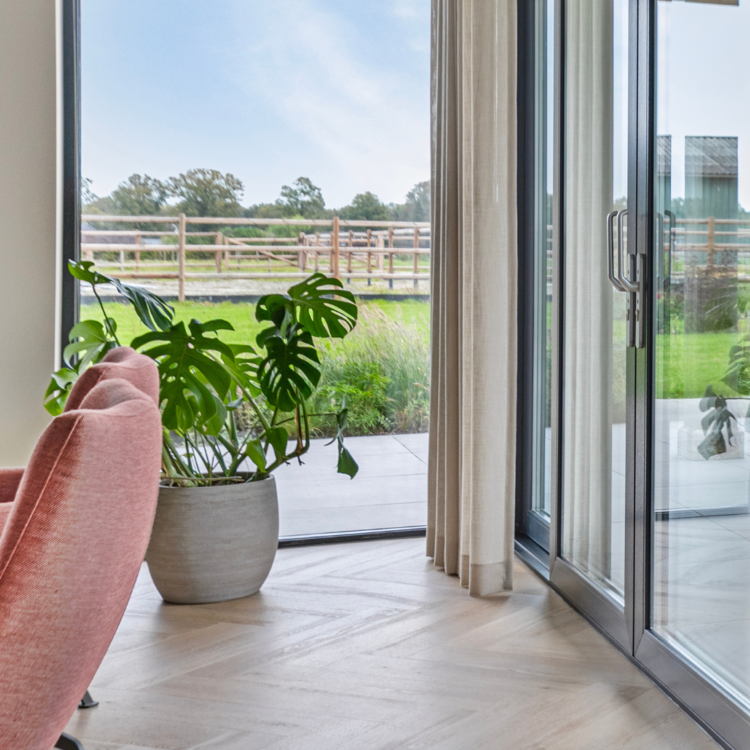 Pvc visgraat vloer en Holland Haag inbetweens in de woonkamer