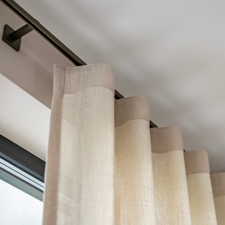 Zwarte roede met beige inbetween gordijnen