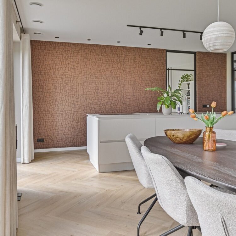 Brons krokodillenbehang van Arte in de keuken
