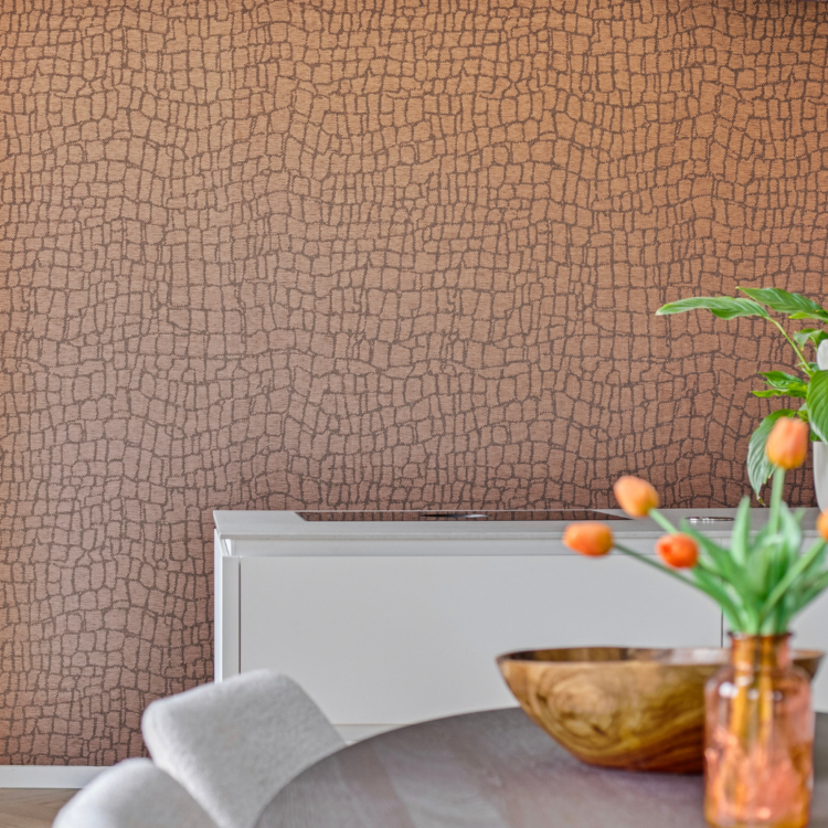 Brons krokodillenbehang van Arte in de keuken