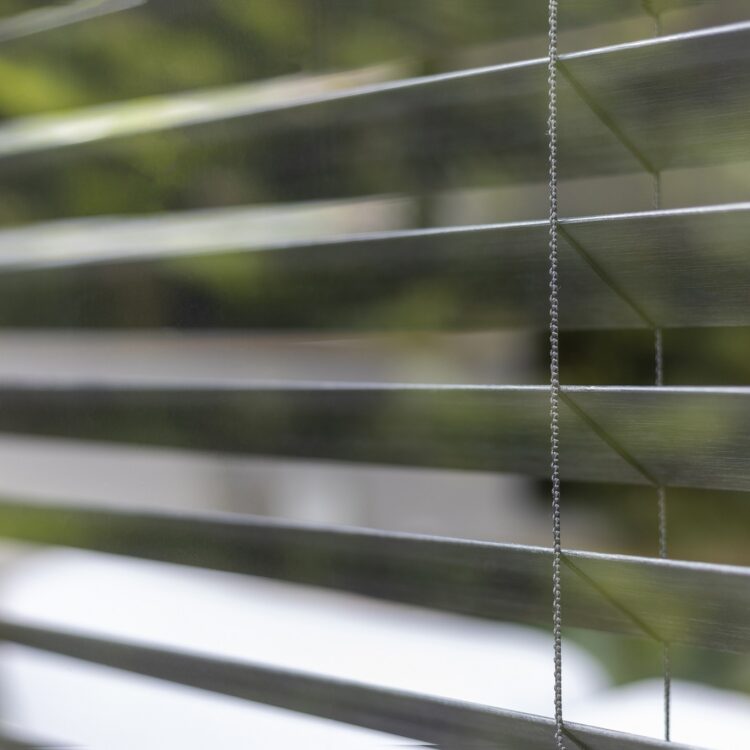 Close-up van zwarte jaloezieën