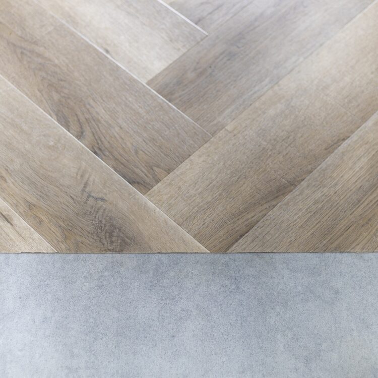 Visgraat pvc-vloer die aansluit op een betonlook vinylvloer