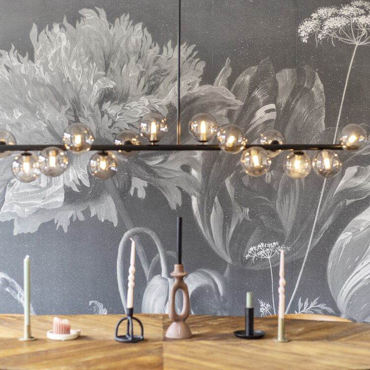 Zwart wit behang met bloemen in de eetkamer
