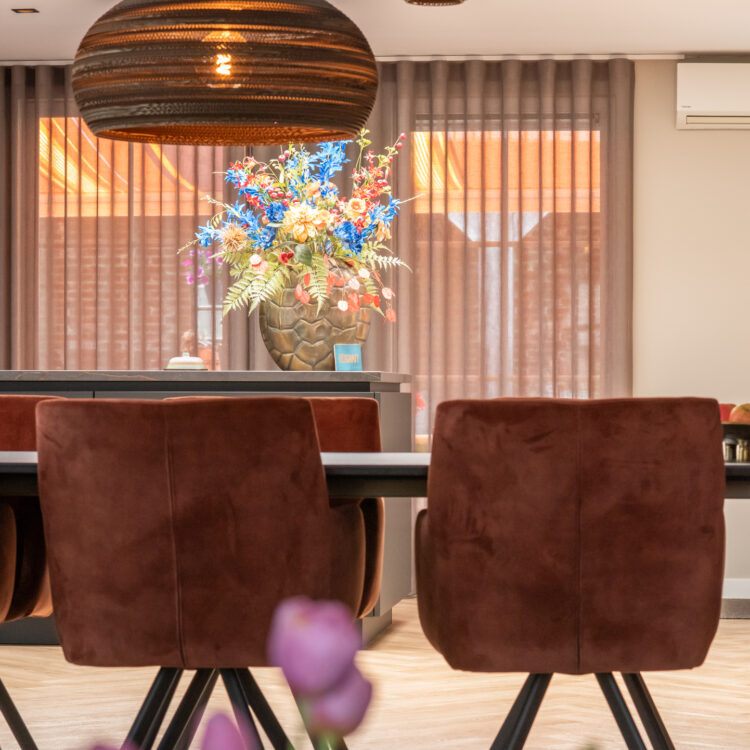 Bruine inbetween gordijnen in de eetkamer