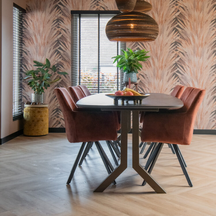 Eetkamer met bladeren behang en een visgraat vloer