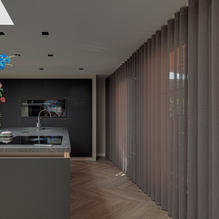 Inbetween gordijnen in de keuken met een visgraatvloer