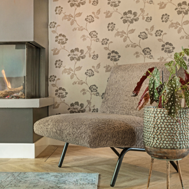 Sfeer foto van woonkamer met behang en visgraat pvc-vloer