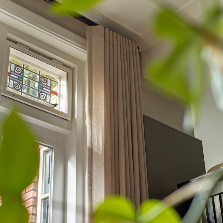 Beige gordijnen voor glas in lood