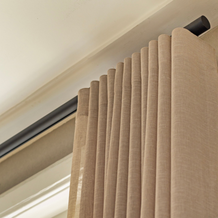 Beige gordijnen aan zwarte Interstil roede