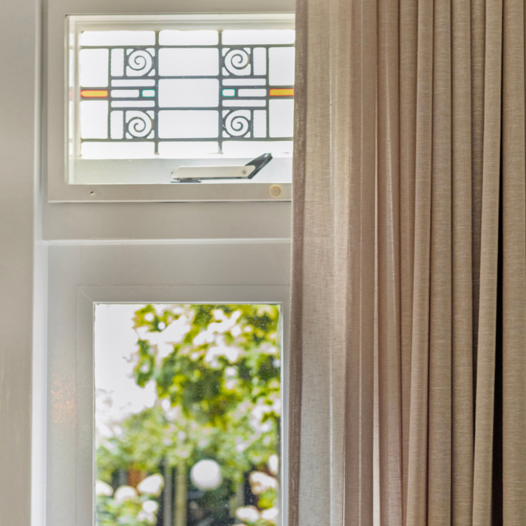 Beige gordijnen voor glas in lood