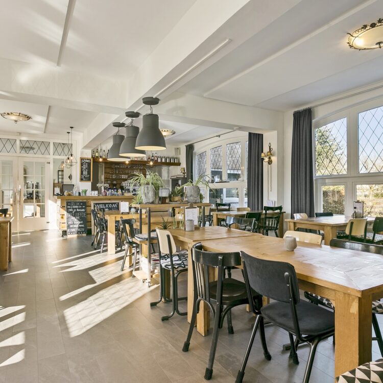 Binnenkijken in het interieur van een Gasterij in Wezep