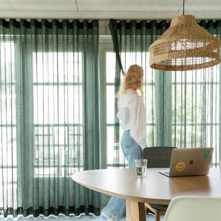 Groene vitragegordijnen in de eetkamer