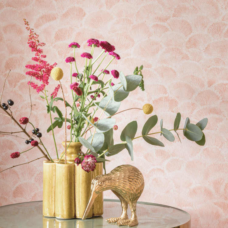 Zacht roze behang met bladeren