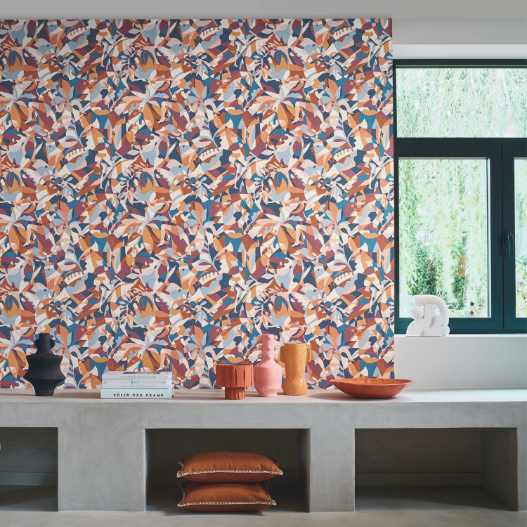 Kleurrijk behang met oranje, rood, blauw in de woonkamer