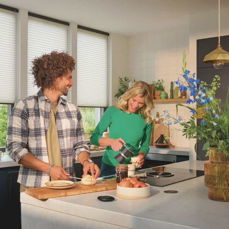 Sfeerfoto van mensen in keuken met witte raamdecoratie