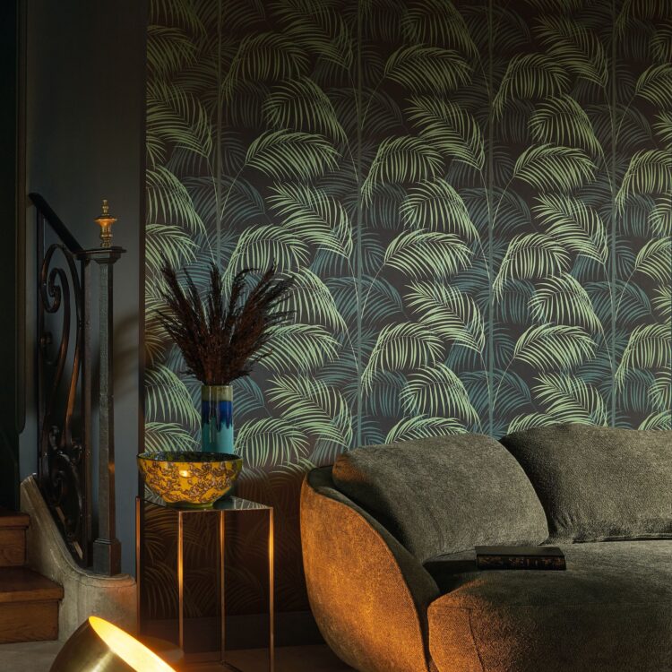 Tropisch behang met palmboom bladeren op een diepgroen behang voor een natuurlijke uitstraling in je woonkamer.