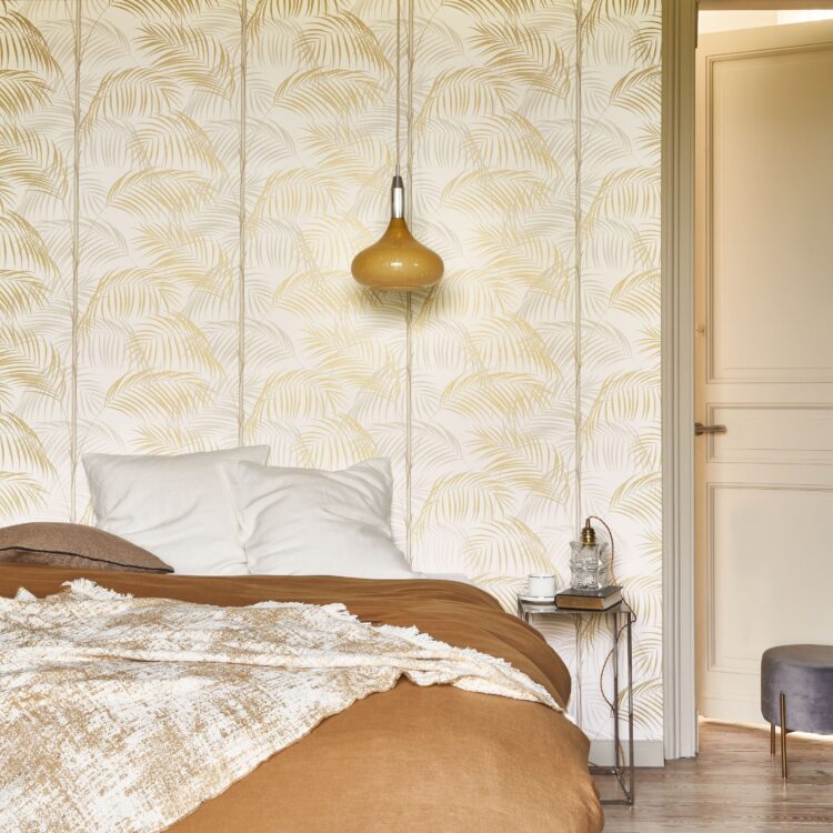 Luxe slaapkamer met behang met bladeren en fluwelen accenten