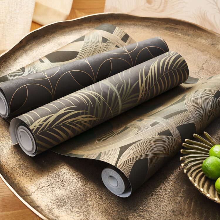 Luxe behang rollen in donkere tint met goudkleurige print, merk Casadeco collectie Annees Folles