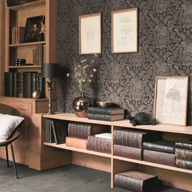 Chique leeshoek met klassiek, donker Casadeco behang en houten meubels. Thuisin