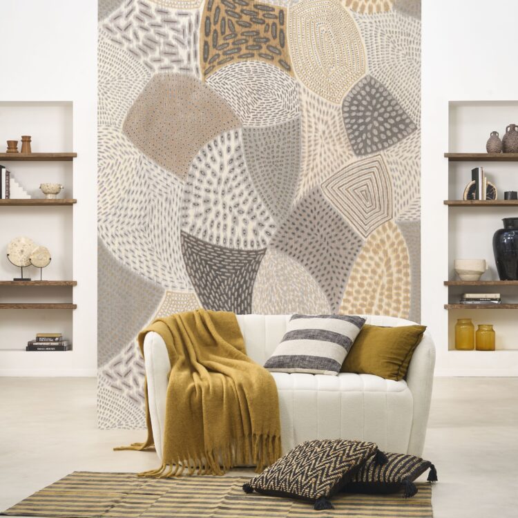 Strandthema behang met prints van Aboriginals in beige en zandkleuren voor een zomers interieur.
