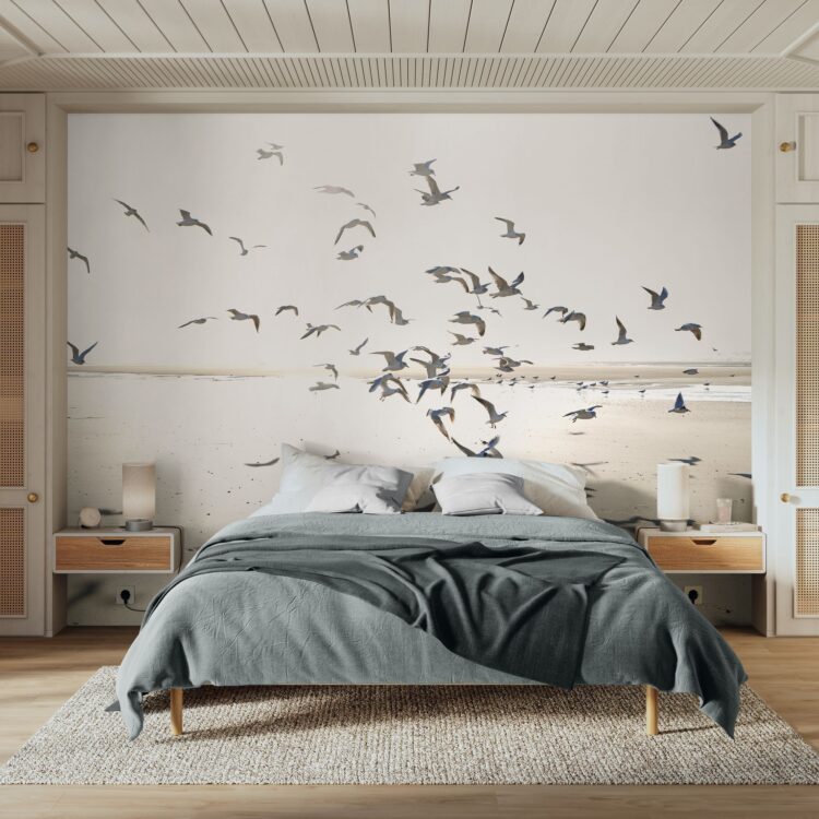 Slaapkamer met accentmuur van opvallend behang met zeevogels