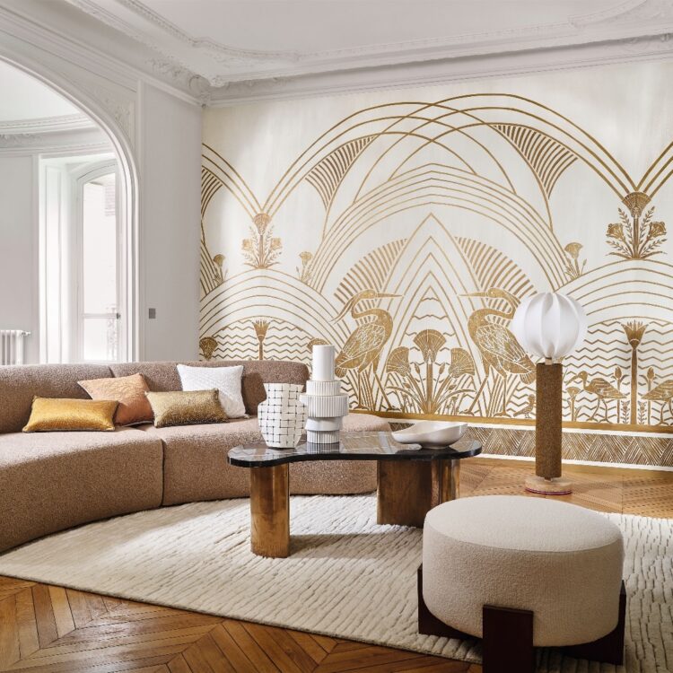 Behang met gouden accenten die een warme en zomerse sfeer creëren.