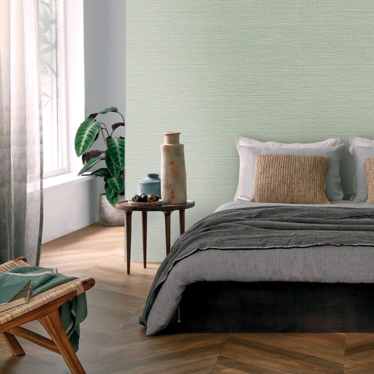 Slaapkamer met visgraat pvc vloer en luxe behang, scandinavische woonstijl