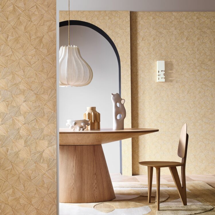 Luxe hotel chique behang in beige-goud met glans en textuur, merk Casamance collectie Nature pré cieuse.