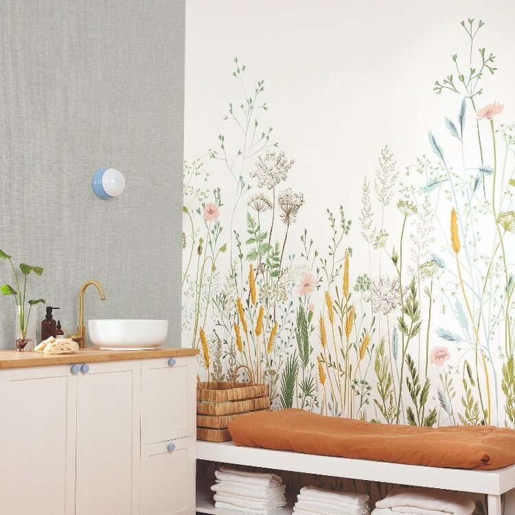 Behang van Caselio Herbarium, bloemenveld op de muur achter een bankje