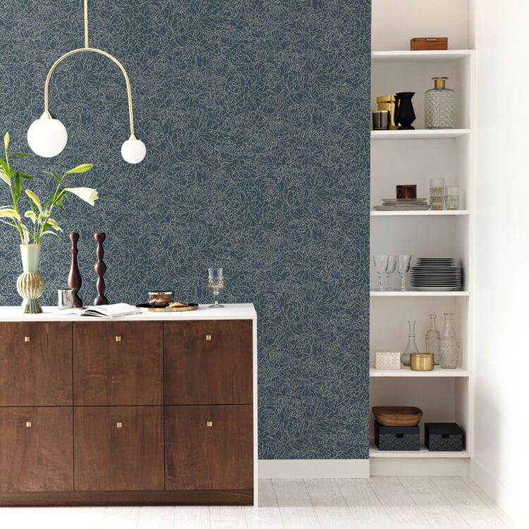 Subtiel bloemetjesbehang in diepe blauwtint met sierlijk bloemenpatroon voor een romantische sfeer.