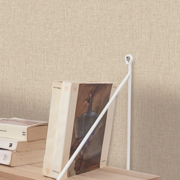 Licht behang van Caselio, Une Mat Latte in woonkamer met boekenplank