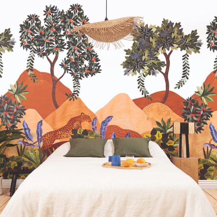 Behang van Caselio Madura bergen met oranje, roze en groen en wit slaapkamer achter het bed